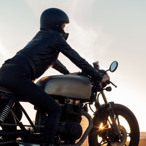 Bikerin_Sonnenuntergang_q_500