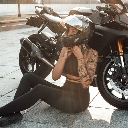 Frau vor Motorrad_q_500